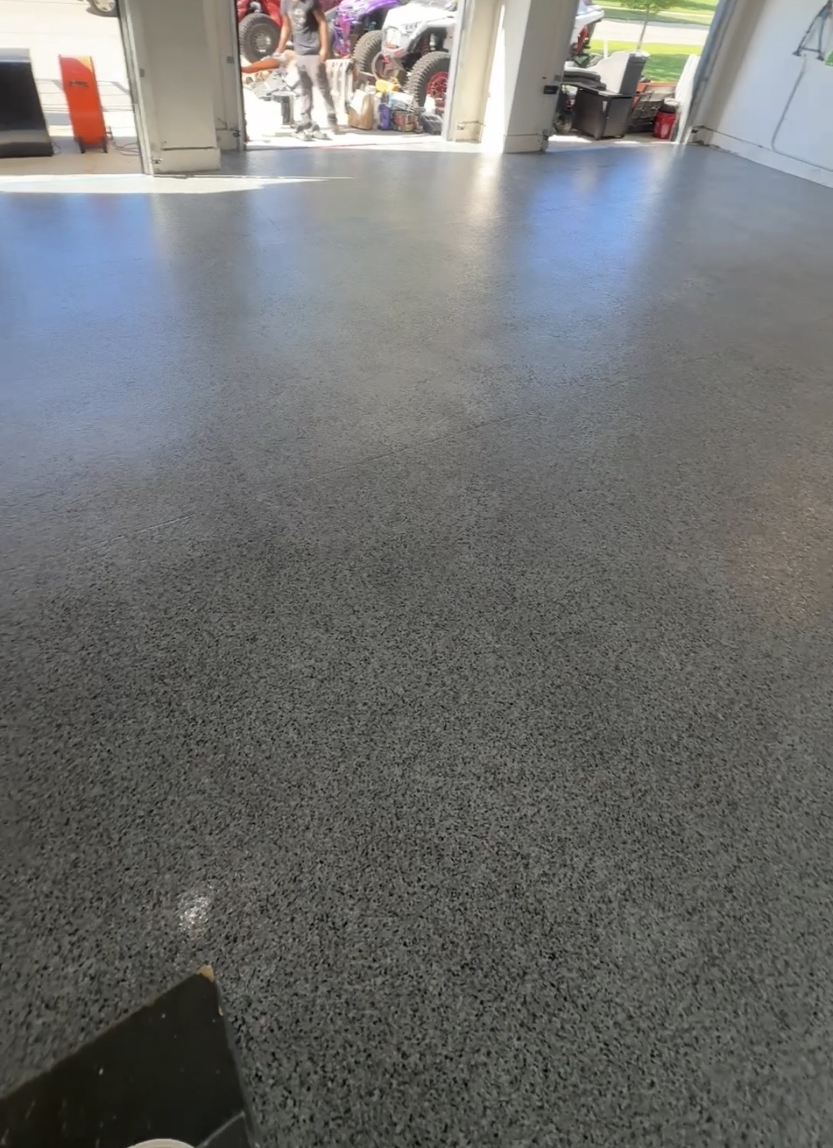 Gray Flake Garage & Storage Floor finished epoxy floor in Siouxland area